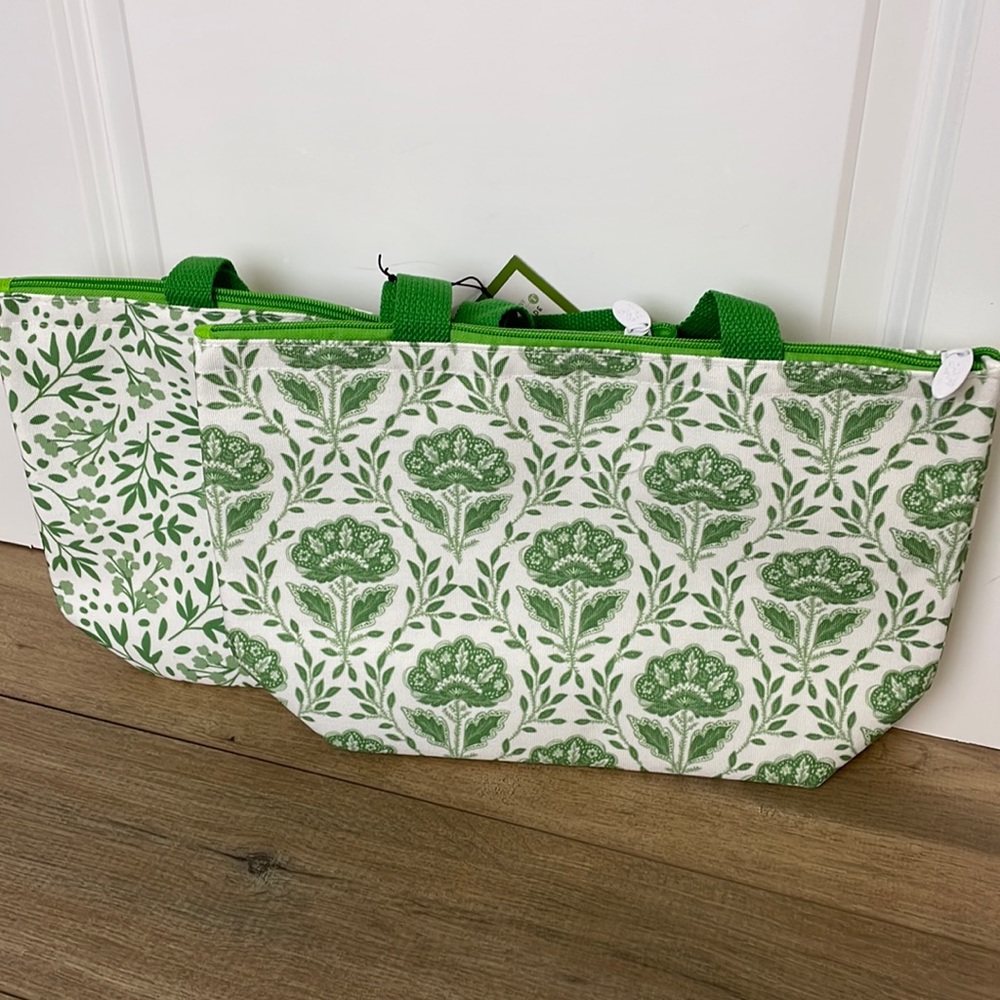 New Two’s Company Green And White Countryside Thermal Totes (2 included)